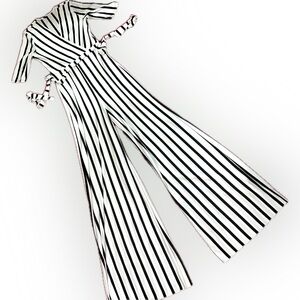 Wide leg, V-neck, striped black, white jumpsuit size medium belt tie